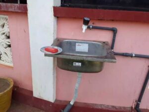covid-19 தொற்றுநோய் பரவுவதை முன்னிட்டு தடுக்கும் நோக்கில் பொது இடங்களில் தொற்று நீக்கிகள் கொண்டு சுத்தம் செய்யப்பட்டது.